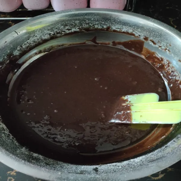 Beri tepung terigu dan coklat bubuk mixer sampai merata lalu aduk dengan spatula.