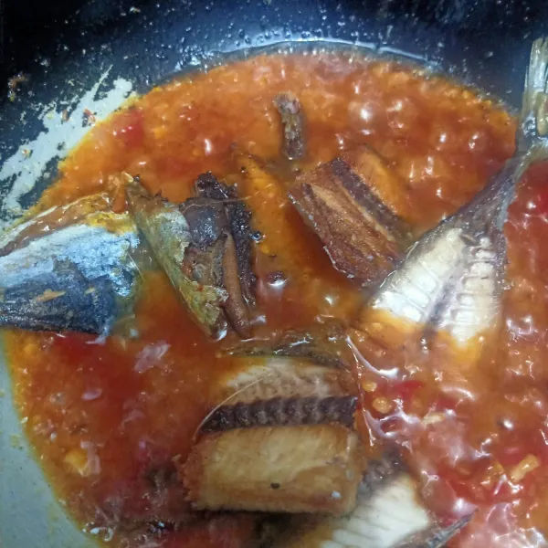 Masukan ikan, aduk rata.
