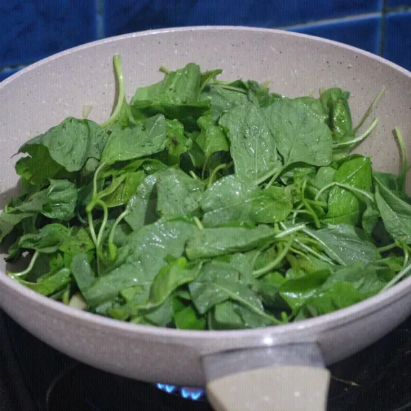 Masukkan bayam, tuang lada bubuk, oregano/basil kering, aduk rata, dan masak hingga layu,angkat.