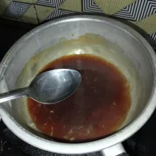 Setelah kuah cuko hangat, masukkan cuka makan dan aduk rata, lalu saring dan buang ampasnya.