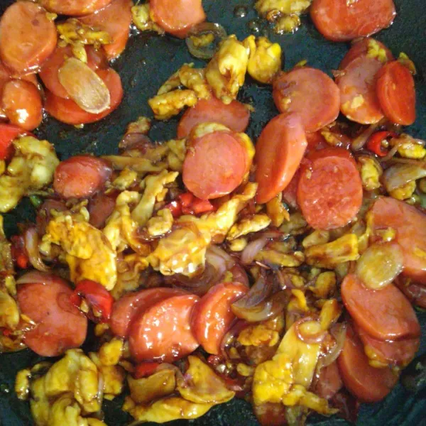 Masukkan kecap manis dan saos tiram. Tambahkan seasoning, icip rasa.