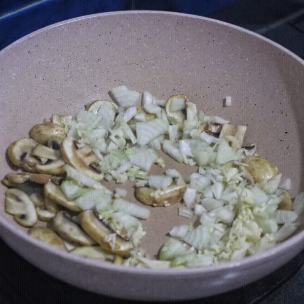Tumis bombay dan bawang putih hingga harum, masukkan jamir aduk rata.