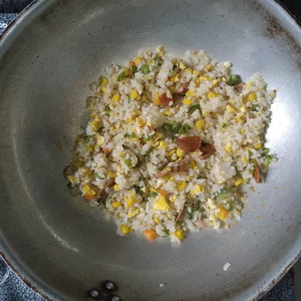Terakhir, masukkan butter. Aduk merata dan sajikan hangat. Taburi dengan bawang putih goreng.