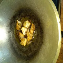 Panaskan secukupnya minyak goreng, lalu goreng sebentar ikan pari asap. Angkat dan tiriskan.