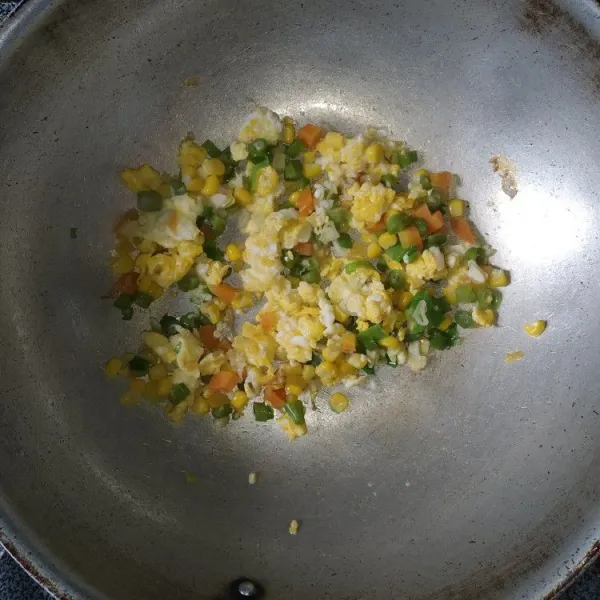 Masukkan mix veggies, tumis sebentar.