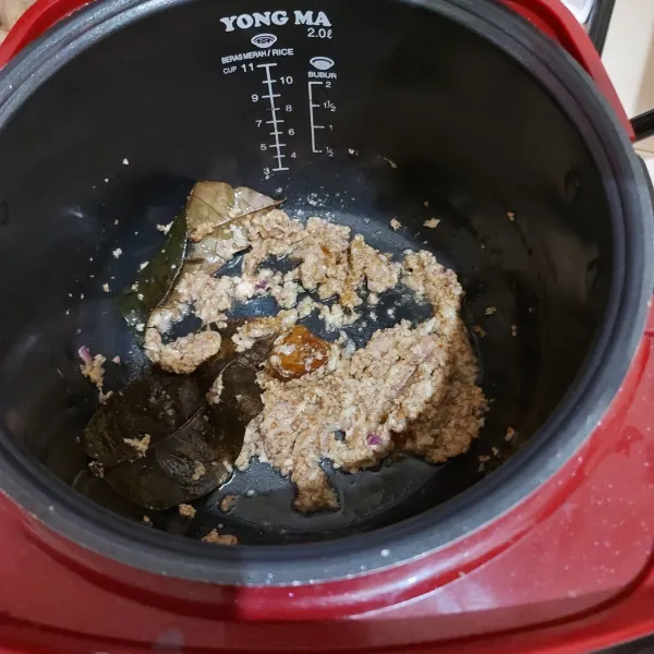 Tumis semua bumbu halus bersama daun salam, kemudian tambahkan sedikit air asam jawa.
