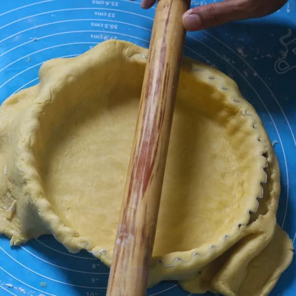 Siapkan loyang pie ukuran 18 atau 20 cm, letakkan adonan cfust ke atasnya dengan bantuan rolling pin, ratakam pinggirnya dan rapikan. Tusuk garpu dasar pie tersebut, simpan sebentar di kulkas 30 menit.