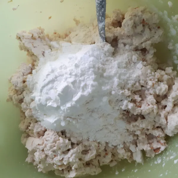 Tambahkan tepung terigu dan maizena, aduk rata