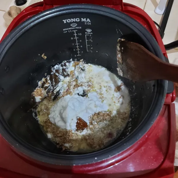 Tuang santan dan tambahakn gula merah aduk sampai merata.