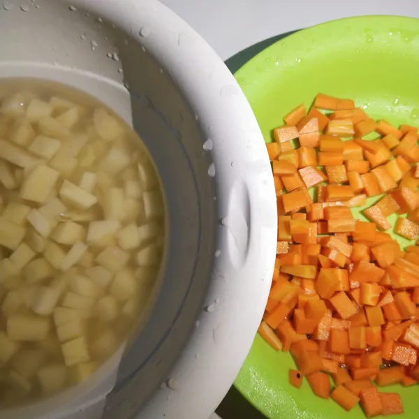 Cuci bersih kentang dan wortel potong sesuai selera.