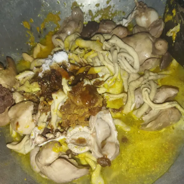 Masukkan usus ayam dan ati ampela yang tadi sudah direbus. Tambahkan air, garam, kaldu bubuk, gula merah dan kecap manis.