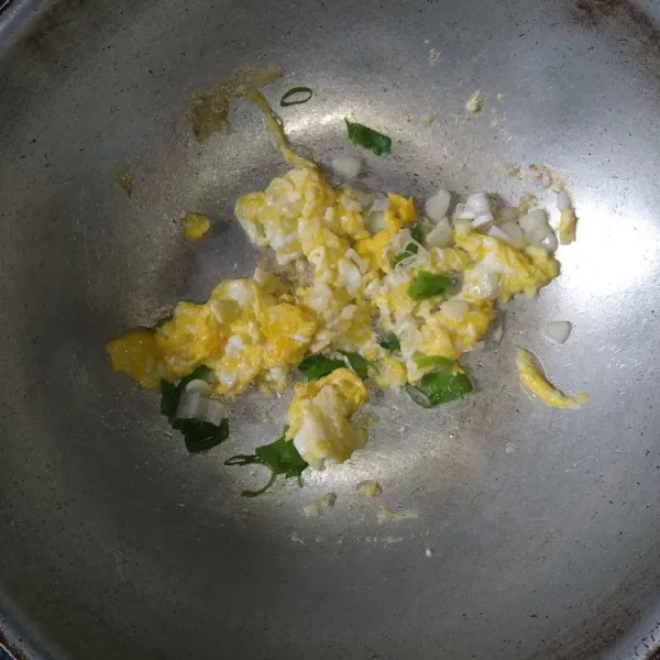 Tambahkan bawang putih yang sudah dihaluskan dan daun bawang. Tumis hingga harum.