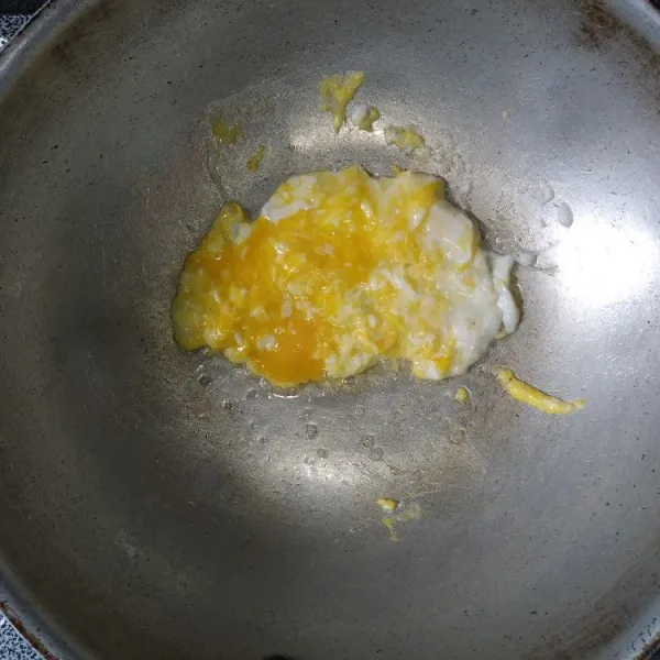 Gunakan minyak bekas menggoreng bawang, buat orak-arik telur.