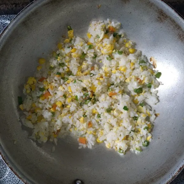 Tambahkan nasi putih, kecap asin, garam dan merica. Aduk rata dan koreksi rasa.