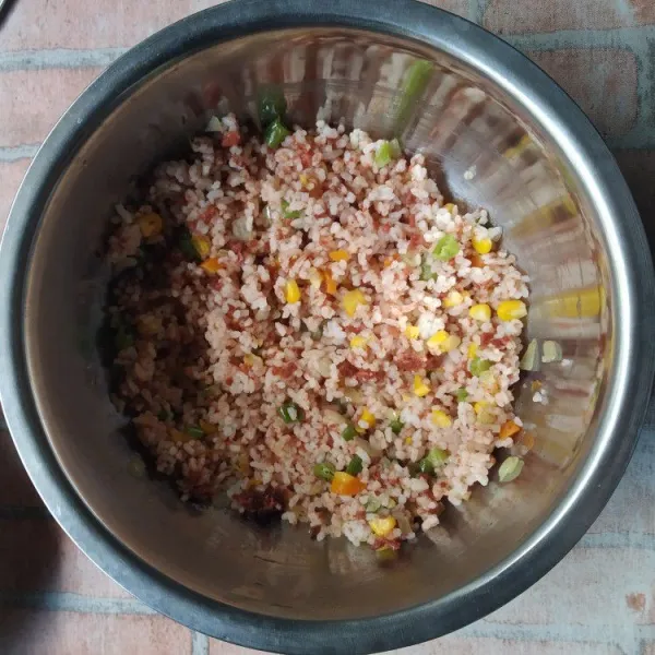 Campurkan tumisan kornet dan sayur dengan nasi putih, aduk rata.