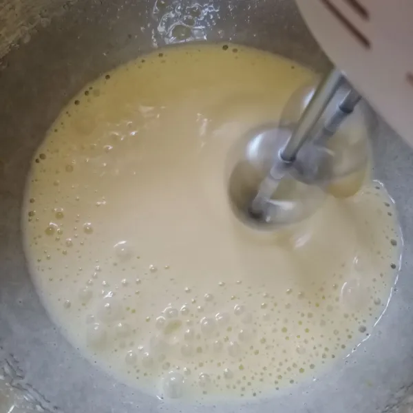 Mixer telur, gula dan vanili sampai gula larut.