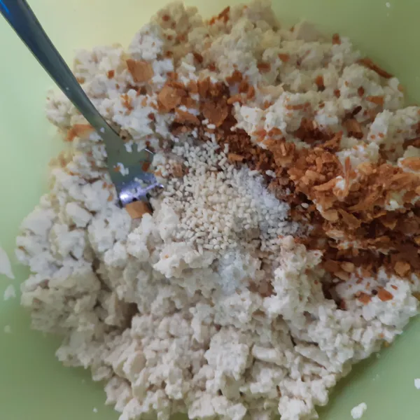 Campurkan bawang putih halus, garam, lada bubuk dan kaldu jamur bubuk, aduk rata