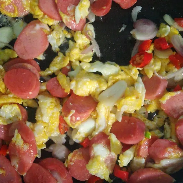 Masukkan cabe rawit. Aduk rata.