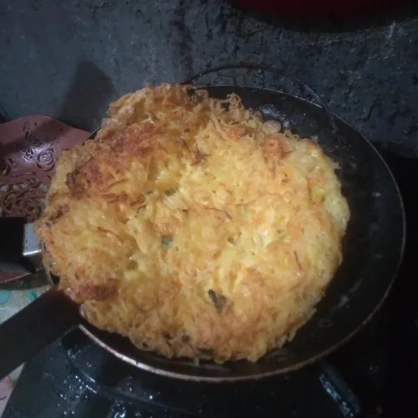 Goreng hingga matang dan garing dengan cukup sekali balik saja. Angkat dan tiriskan.