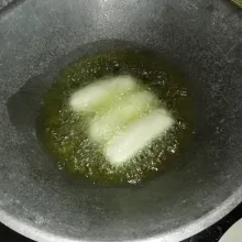 Goreng pempek dengan api sedang hingga berkulit, angkat dan tiriskan.
