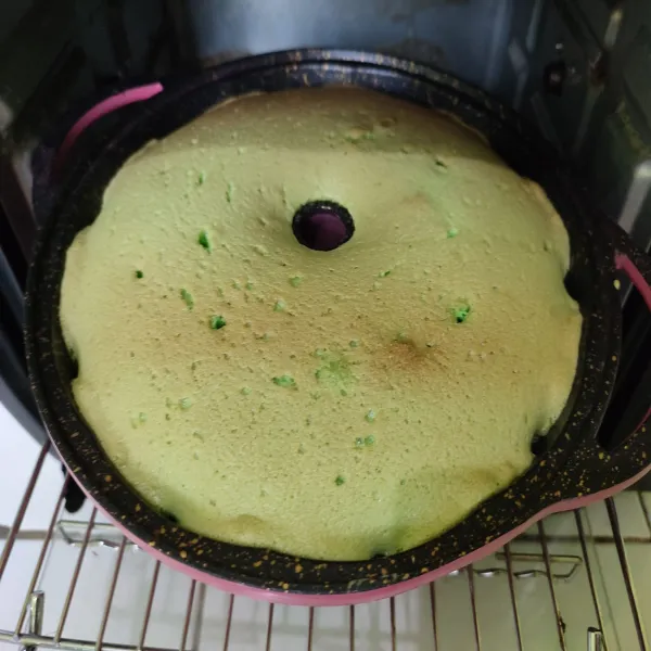 Panaskan oven, panggang kue hingga matang dengan suhu 180°C selamat 45 menit (sesuaikan dengan oven masing-masing). Keluarkan dari oven.
