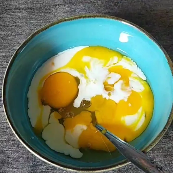 Omelet : kocok susu, garam, lada bubuk, penyedap rasa dan telur. Lalu sisihkan.