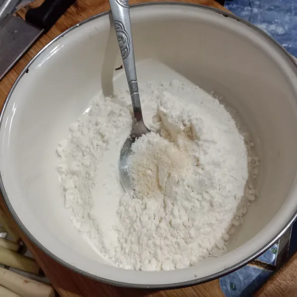 Dalam wadah campur tepung, garam, merica dan kaldu jamur. Aduk rata hingga benar-benar tercampur.