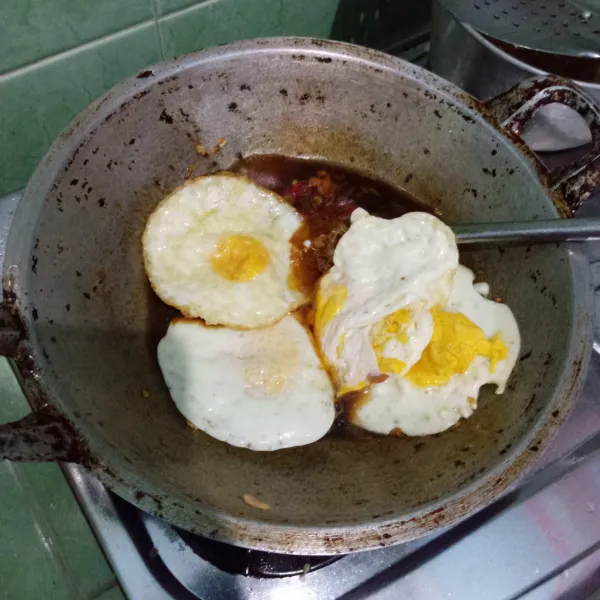 Setelah mendidih, masukkan telur ceplok. Masak sampai meresap.