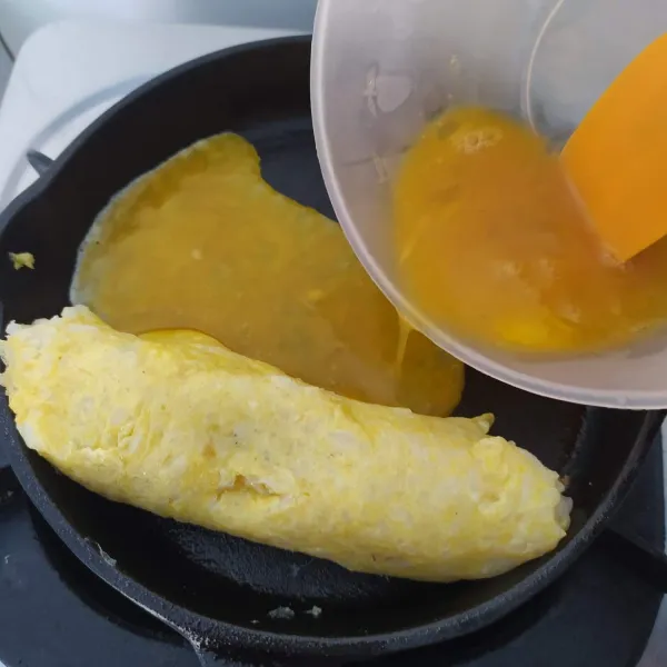 Tuang sedikit kocokan telur, ratakan, jika bagian bawah mulai berkulit, gulung. Lakukan hingga kocokan telur habis.