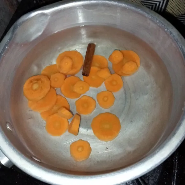 Rebus wortel, air dan kayu manis hingga mendidih.
