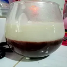 Setelah lapisan bawah puding coklat telah set, tuang lapisan puding keju, sisakan ruang untuk lapisan paling atas