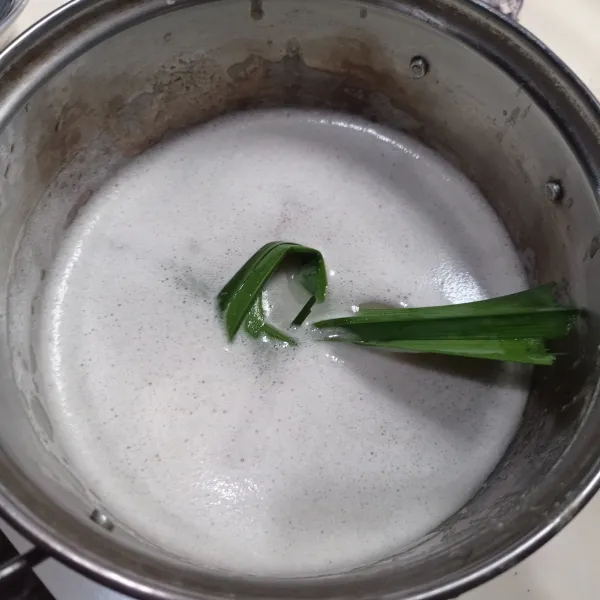 Rebus lagi dengan gula aren, gula pasir, garam dan daun pandan sampai mendidih dan gula aren larut, cek rasa matikan api biarkan dingin