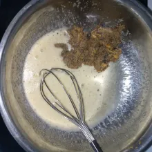Masukkan kulit pisang yang sudah di blender, aduk rata