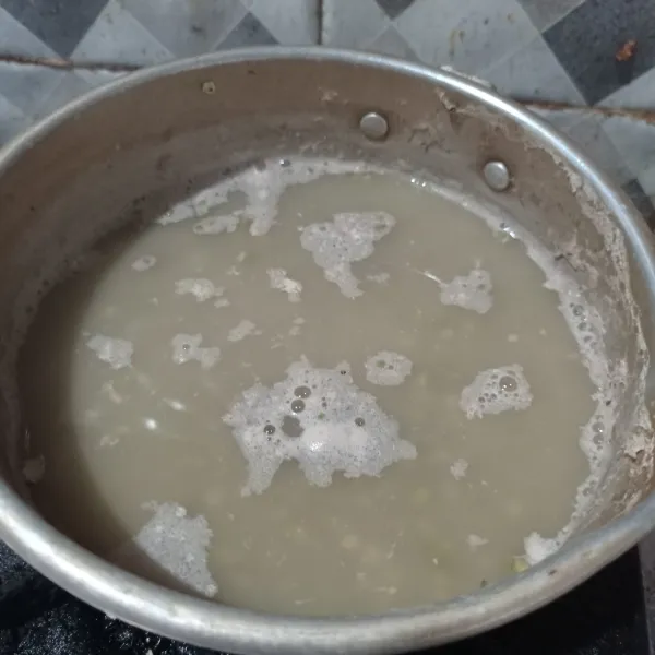Pindahkan ke panci lalu tuang 400 ml air, rebus sampai air menyusut dan kacang hijau empuk, matikan api