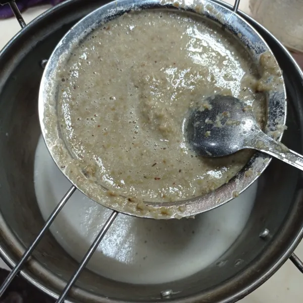 Saring, dan juga sambil ditekan tekan agar keluar sarinya, sisihkan ampas