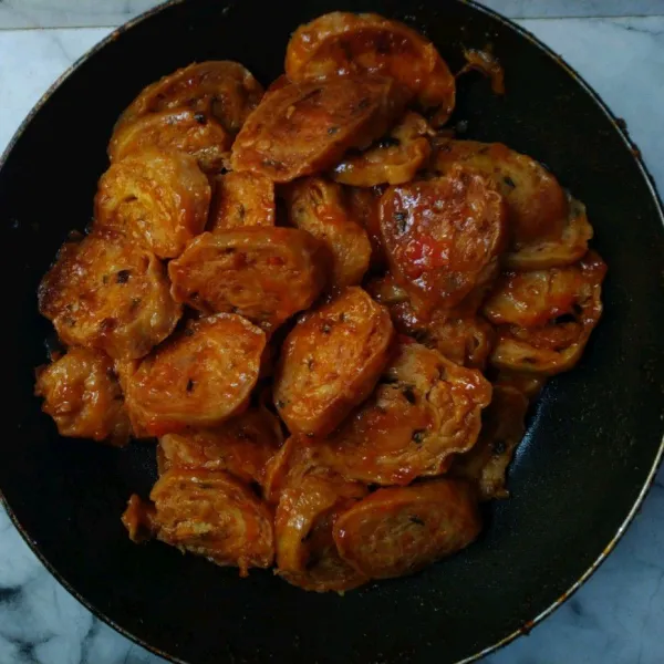 Masukkan egg roll yang sudah dipotong dan digoreng. Aduk sampe saus asat. Sajikan bersama kentang goreng dan wortel rebus.