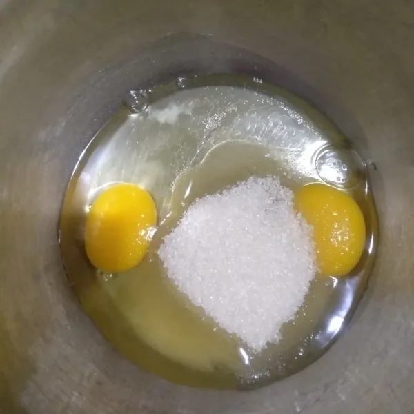 Campur telur dan gula.