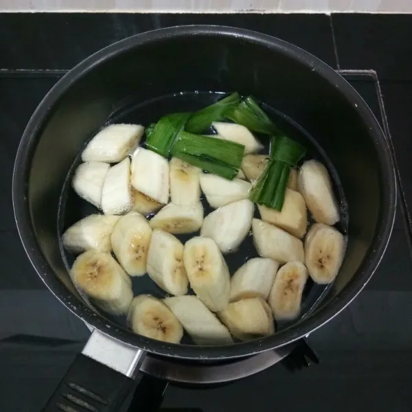 Lalu masukkan pisang, masak hingga mendidih kembali.