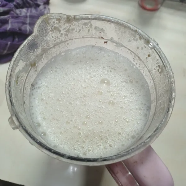 Pindahkan kedalam blender, tambahkan 500 ml air, lalu blend sampai halus