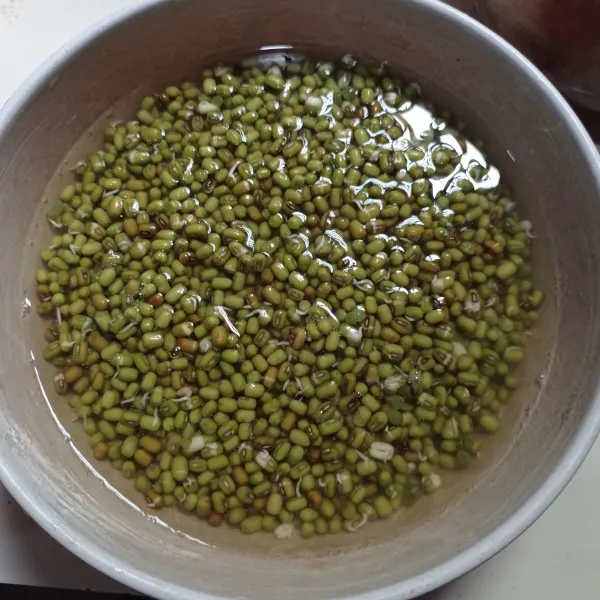 Rendam kacang hijau semalaman, tiriskan