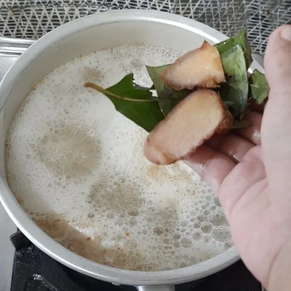 Masukkan bumbu halus ke dalam air mendidih tambahkan lengkuas dan daun salam, masak 3 menit