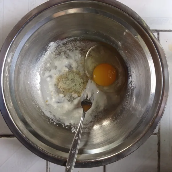 Siapkan wadah, masukkan tepung serbaguna, tambahkan air lalu aduk rata. Masukkan telur, garam, kaldu bubuk, dan lada lalu kocok rata telurnya.