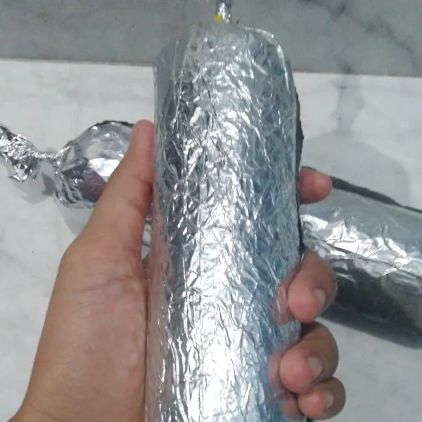 Gulung di aluminium foil. Kukus selama 30 menit.