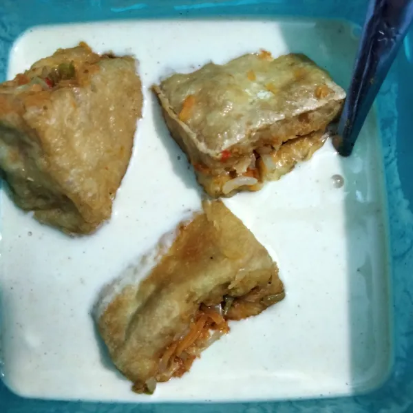 Masukan tahu ke dalam adonan kulit tahu