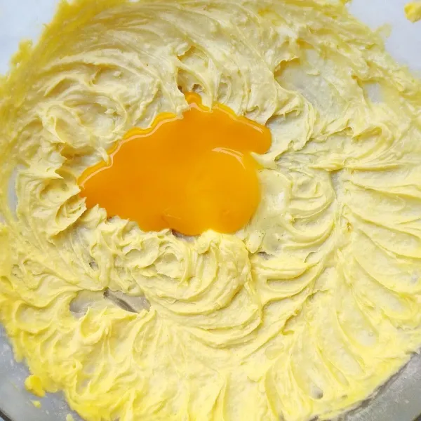 Tambahkan kuning telur satu persatu, mixer asal rata.
