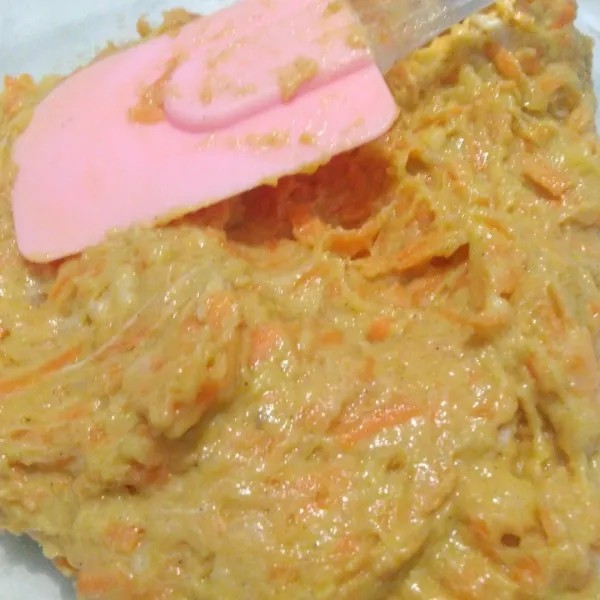 Masukkan telur. Aduk rata.