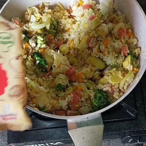 Nasi goreng omurice : tumis bawang bombay dan bawang putih hingga harum, masukkan semua bahan omurice. Masak hingga matang.