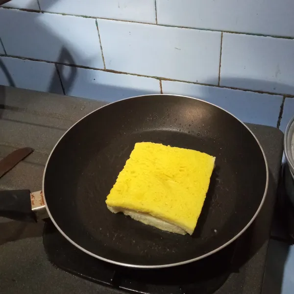 Celupkan roti ke dalam kocokan telur. Panggang di atas teflon sampe matang.