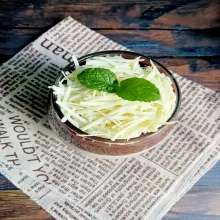 Beri taburan keju dan daun mint, masukan ke dalam lemari es terlebih dahulu sebelum dikonsumsi agar lebih nikmat