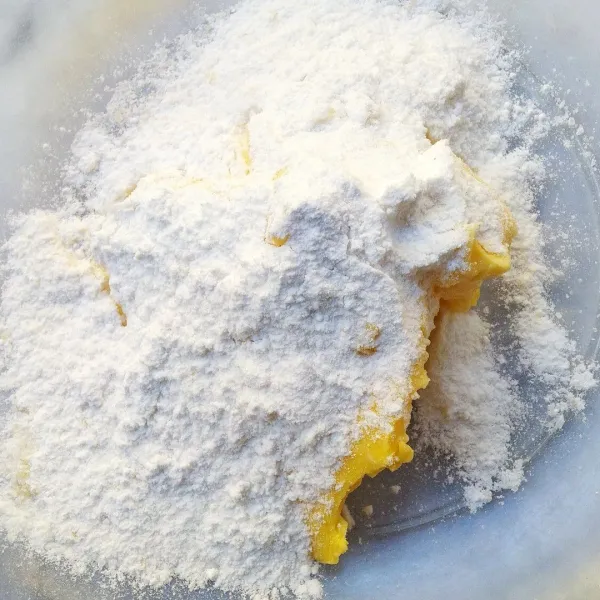 Mixer gula halus dan butter.